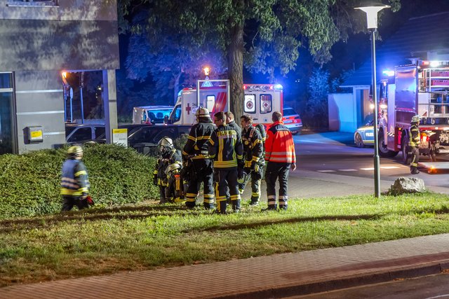 Eine aufmerksame Zeugin hatte am gestrigen Donnerstag, 1. August, gegen 23.20 Uhr, Flammen im Parkhaus am Seedamm in Bretten gemeldet | Foto: Aaron Klewer/Einsatz-Report24