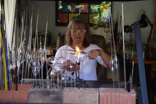 Hitze ist das A und O: Kerstin Müllerperth dreht die Glasröhre  in der Flamme. | Foto: ch