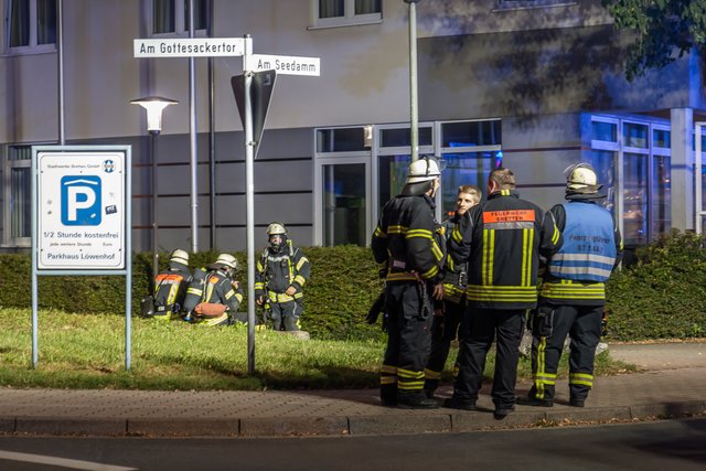 Eine aufmerksame Zeugin hatte am gestrigen Donnerstag, 1. August, gegen 23.20 Uhr, Flammen im Parkhaus am Seedamm in Bretten gemeldet | Foto: Aaron Klewer/Einsatz-Report24