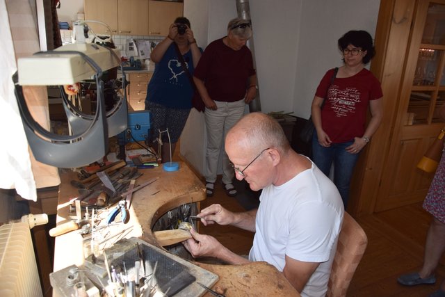 Arbeiten am Feilnagel: Johann Müllerperth demonstriert die Bearbeitung eines Armreifs am Werktisch eines Goldschmieds auf dem als "Feilnagel" bezeichneten Ablagekeil.  | Foto: ch