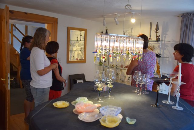 Im hauseigenen Ausstellungsraum: Die Besucherinnen bestaunten einen Querschnitt durch das Schaffen der Kunstglasbläserin. | Foto: ch
