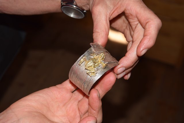 In Edelmetall gegossene Natur: Ein nach Holzspänen gegossener Armreif mit Abguss eines Fundstücks, in diesem Fall ein kleiner Frosch.  | Foto: ch