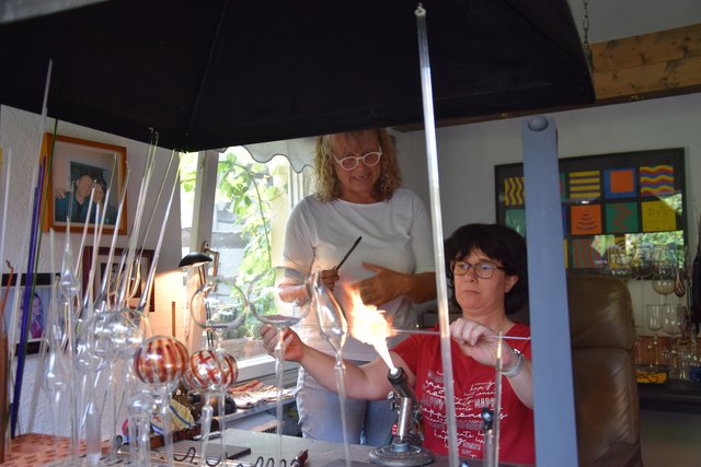 Mutige vor: Unter Anleitung entstanden gläserne Erinnerungsstücke. | Foto: ch