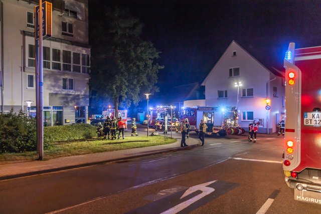 Eine aufmerksame Zeugin hatte am gestrigen Donnerstag, 1. August, gegen 23.20 Uhr, Flammen im Parkhaus am Seedamm in Bretten gemeldet | Foto: Aaron Klewer/Einsatz-Report24