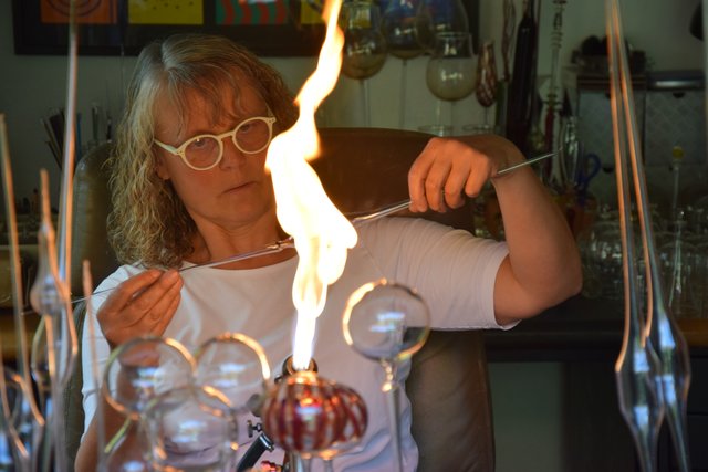 Prüfender Blick: Mit einer Drehbewegung wird der Stil der späteren Glaskugel geformt. | Foto: ch