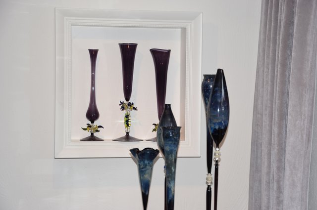 Klare Formen und verspielte Dekoration: Gläsergruppen im Ausstellungsraum der Künstlerfamilie . | Foto: ch