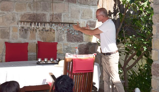 Gemeinsames Werk: Johann Müllerperth erläutert die Entstehung des Tischleuchters, bei dem er den Rahmen und seine Frau die Glasdekoration herstellte. | Foto: ch