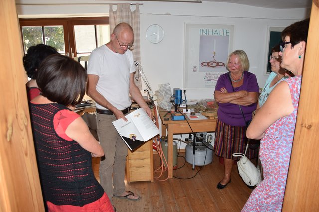 Werdegang eines Schmuckkünstlers: Johann Müllerperth erläutert anhand eines Katalogs seine Werkphasen. | Foto: ch