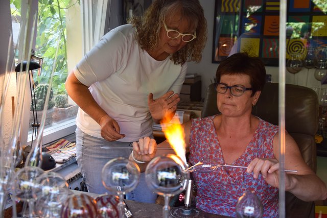 Kunst selber machen: Kerstin Müllerperth unterstützt eine Besucherin beim Abtrennen des Stils. | Foto: ch