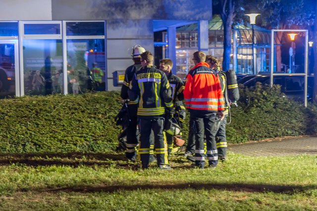 Eine aufmerksame Zeugin hatte am gestrigen Donnerstag, 1. August, gegen 23.20 Uhr, Flammen im Parkhaus am Seedamm in Bretten gemeldet | Foto: Aaron Klewer/Einsatz-Report24