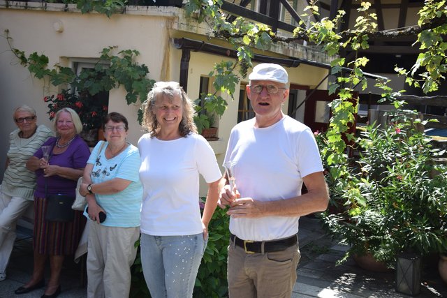 Kongeniales Künstlerehepaar: Kerstin und Johann Müllerperth (Vierte und Fünfter von links) bei der Begrüßung. | Foto: ch