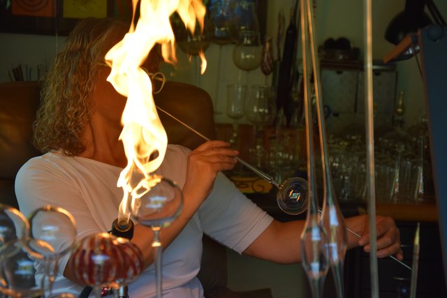 Die "Geburt" einer Glaskugel: Kerstin Müllerperth bläst das durch Erhitzung formbar gewordene Glas auf. | Foto: ch