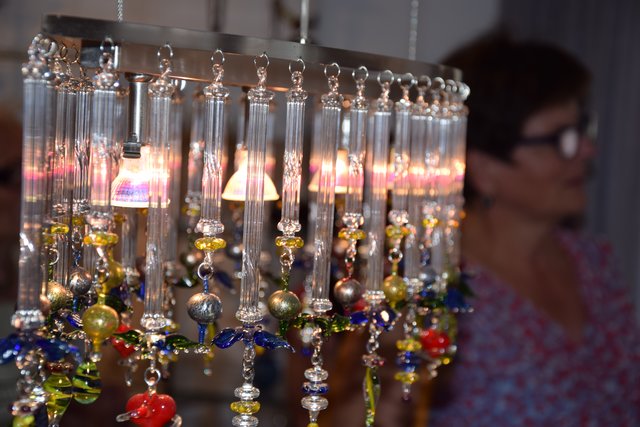 Gemeinsame Leistung: Tischleuchter des Künstlerehepaars Müllerperth mit prachtvoller Dekoration aus Glasobjekten. | Foto: ch