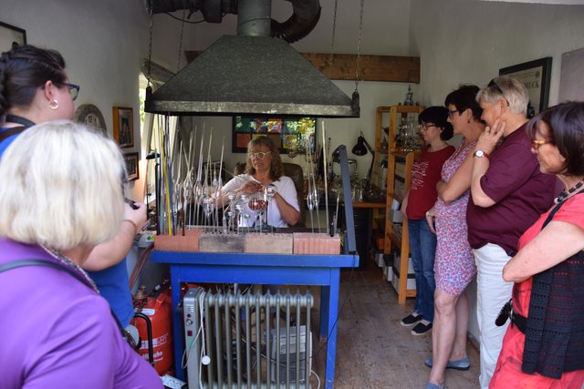 Blick in der Glasbläserwerkstatt: Die Leser/innen beobachten, wie Kerstin Müllerperth eine Glasröhre vorbereitet. | Foto: ch