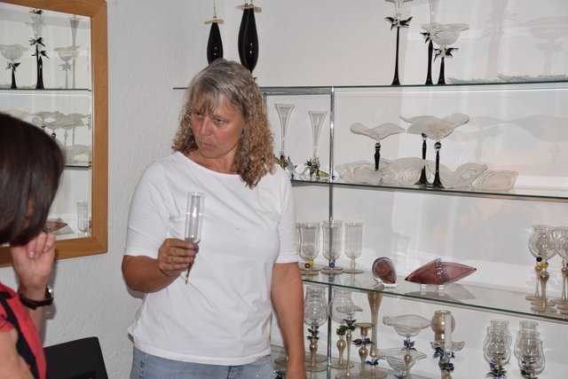 Trinken mal anders: Kerstin Müllerperth mit einem ihrer fußlosen "Sturzgläser". | Foto: ch