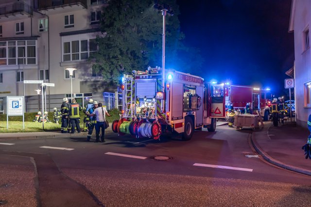 Eine aufmerksame Zeugin hatte am gestrigen Donnerstag, 1. August, gegen 23.20 Uhr, Flammen im Parkhaus am Seedamm in Bretten gemeldet | Foto: Aaron Klewer/Einsatz-Report24