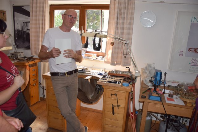 Unterhaltsamer Künstler: Mit kleinen Geschichten gewürzt, erzählte Johann Müllerperth von seinem Schaffen. | Foto: ch