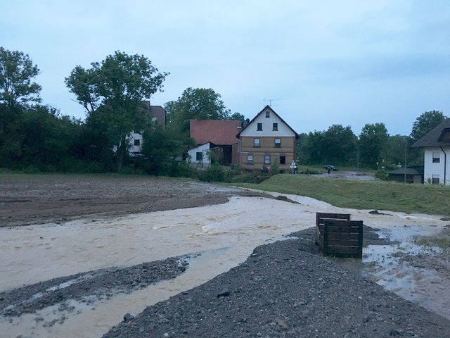 Nach dem Dammbruch: Am Abend des 8. Juni 2016 lief das Wasser in die Senke beim Landgasthof "Bahnhöfle". | Foto: Gemeinde Ölbronn-Dürrn