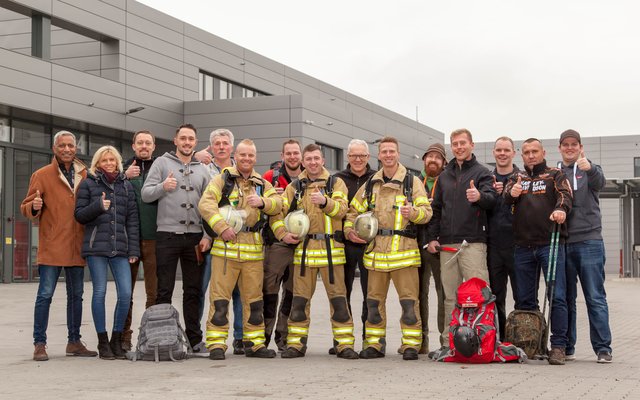 Die Feuerstreiter - Wegbegleiter sind inzwischen auf dem Weg durch die Alpen für einen guten Zweck.  | Foto: Feuerstreiter - Wegbegleiter