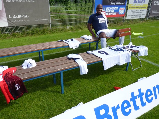 Alleingelassen fühlte sich Yannick Ngalene Ngami beim Spiel in Östringen von seinen Abwehrkameraden.