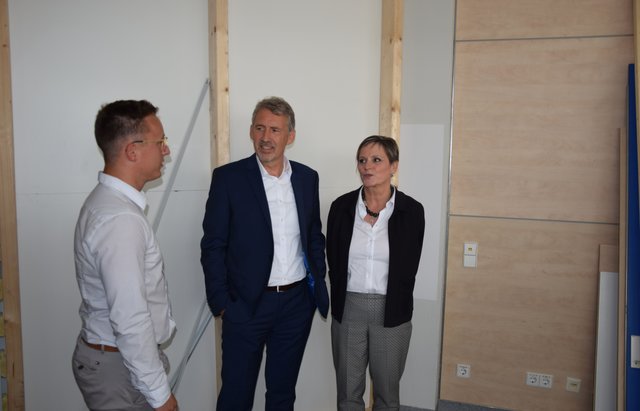 Rundgang durch den roten Bestandsbau des künftigen Fachärztezentrums: (von links) Südbau-Architekt Sebastian Krumm, Südbau-Geschäftsführer Markus Vierling und RKH-Regionaldirektorin Susanne Stalder. | Foto: ch