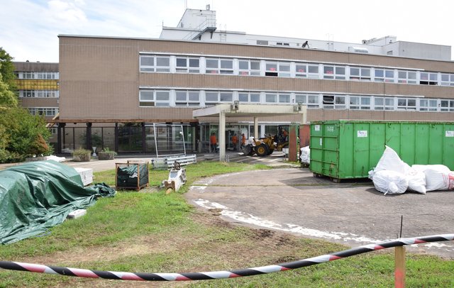 Eine Klinik wird demontiert: Arbeiter der Abbruchfirma entfernen Stück für Stück Problem- und Wertstoffe aus dem Altbau der Rechbergklinik. | Foto: ch