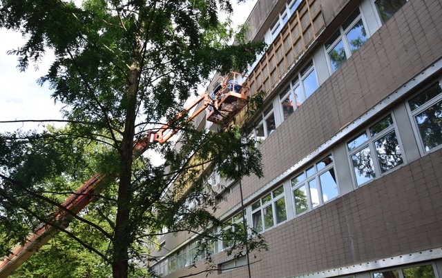 Fassadenabbau in luftiger Höhe. | Foto: ch