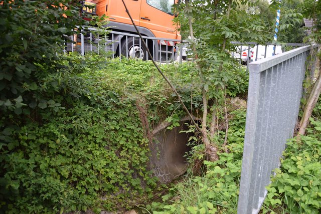 Der bisherige Wasserdurchlass (Verdolung) beim Bahnhöfle in Ölbronn: Die geplante Verlegung hängt derzeit noch vom Abschluss der laufenden Artenschutzuntersuchung ab. | Foto: ch