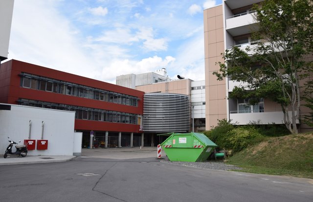 Bald Geschichte: Die Rückseite des Altbaus der Rechbergklinik mit rotem Bestandsbau (links), Hauptgebäude (Mitte) und Bettenbau (rechts). | Foto: ch