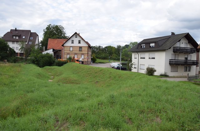 Das bisherige Regenauffangbecken am Bahnhöfle in Ölbronn: Die bisher vor der Häusergruppe (Mitte links) liegende Verdolung soll etwa in die Mitte des Damms (Bildmitte) verlegt werden. | Foto: ch