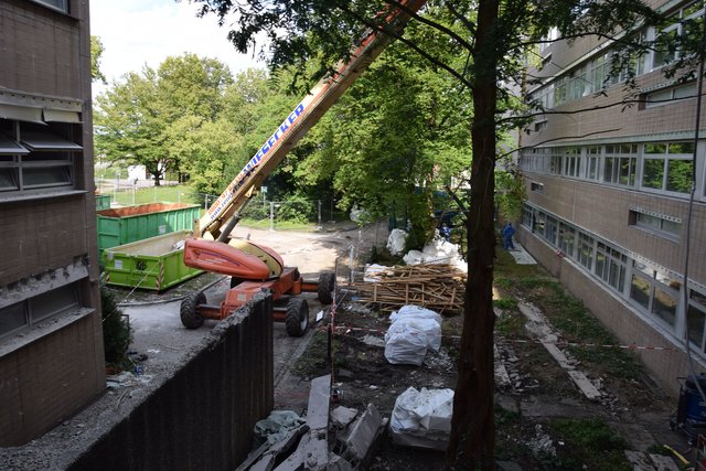 Aufwändige Vorarbeiten für den Hauptabriss: Die asbesthaltigen Fassadenelemente werden sofort in große Säcke verpackt. | Foto: ch