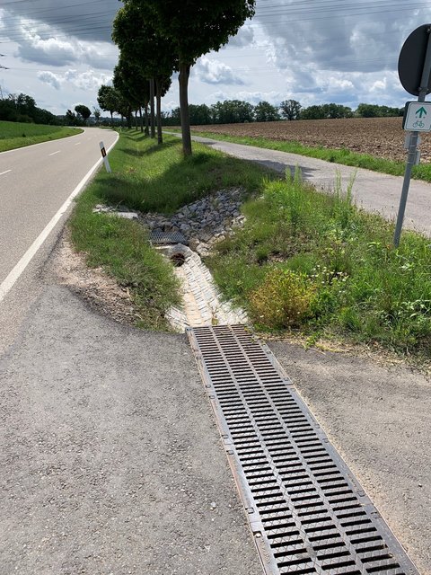 Eine umgesetzte Sofortmaßnahme in Ölbronn: Das Gefälle der Wasserrinne an der Dürrner Straße auf Höhe des Verbindungswegs zur Neulinger Straße wurde in Richtung Außenbereich geändert, sodass das Wasser nicht mehr in Richtung Ortslage abläuft. | Foto: Gemeinde Ölbronn-Dürrn