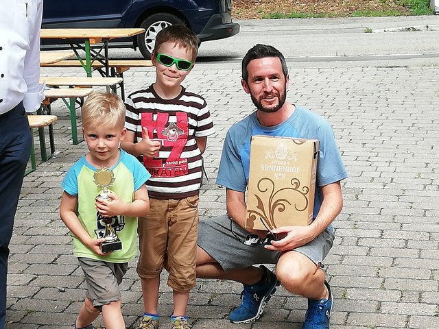 Früh übt sich: Stolz nahm der jüngste Teilnehmer am RSC-Volksradfahren, Mats Hudelz - hier mit Papa und Bruder -, seinen Pokal entgegen.  | Foto: RSC Bretten