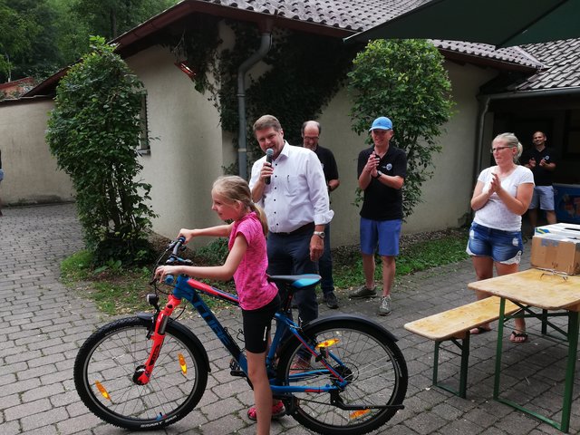 Überraschte Gewinnerin: Maren mit ihrem gewonnenen Mountainbike, ermuntert von Oberbürgermeister Martin Wolff (mit Mikrofon) und Moderator Rolf Harsch (mit blauer Kappe). | Foto: RSC Bretten