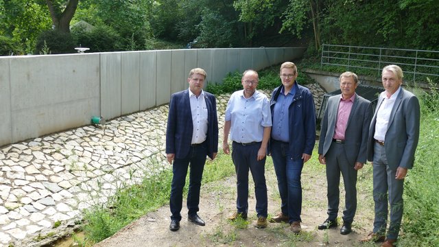 Mit "Gölshausen 9" wurde in dieser Woche eine weitere Hochwasserschutzmaßnahme übergeben: (von links) Oberbürgermeister Martin Wolff, Helmut Petri und Fabian Dickemann vom Tiefbauamt der Stadt Bretten, Stadtkämmerer Wolfgang Pux und der Leiter des Bauamts Karl Velte.