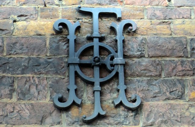 Mit dem "F" und dem "H", die unauffällig an der Bierburg installiert sind, hat sich Brauerereigründer Karl Friedrich Gottlieb Hoepfner selbst ein Erinnerungszeichen gesetzt. | Foto: Jennifer Warzecha