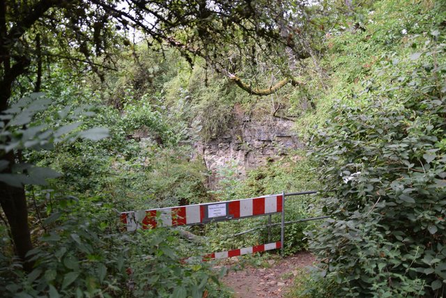 Absperrung vor der Steintreppe hinunter ins alte Eisinger Loch. | Foto: ch