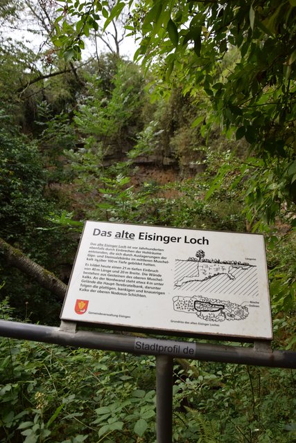 Eine Tafel informiert über die geologische Besonderheit des alten Eisinger Lochs. | Foto: ch