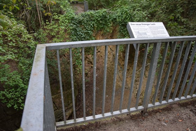 Seit 1966 ist viel Erde und Geröll in das neue Loch nachgerutscht. | Foto: ch