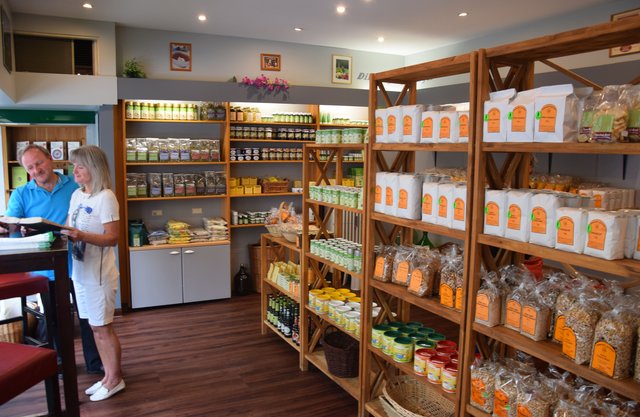 Anziehungspunkt für Dinkel-Fans: Manche Kunden nehmen weite Wege auf sich, um im neuen Dinkelhaus Autenrieth einzukaufen. | Foto: ch