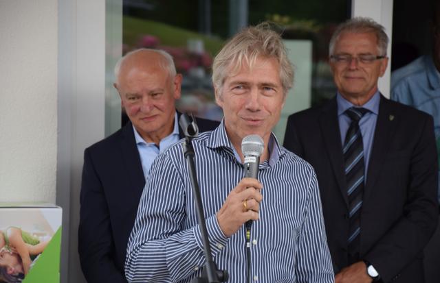 Felix Rominski, zweiter Vorsitzender des Fördervereins "Mühlwerk Sinneswandel" (mit Mikrofon). | Foto: ch