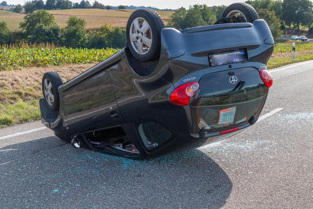 Nach einem Unfall auf der der Kreisstraße 3503 sucht die Polizei nach dem Fahrer eines Feuerwehrautos.