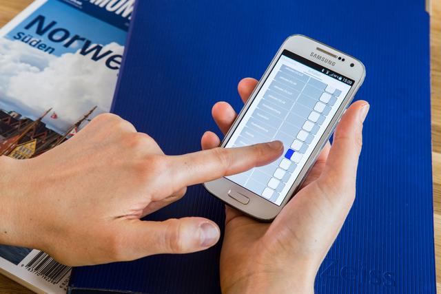 Wenn zu Hause eine Alarmanlage mit Internetanschluss aufs Haus aufpasst, kann man sich auch vom Büro aus davon überzeugen, dass alles in Ordnung ist. Foto: djd/Telenot