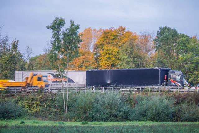 Ein schwerer Unfall mit zwei Lastwagen, einer davon ein Gefahrgut-Lkw, hat sich am heutigen Montagmorgen, 4. November, auf der A5 in Fahrtrichtung Frankfurt auf Höhe der Ausfahrt Karlsruhe-Mitte ereignet. | Foto: Aaron Klewer / Einsatz-Report24