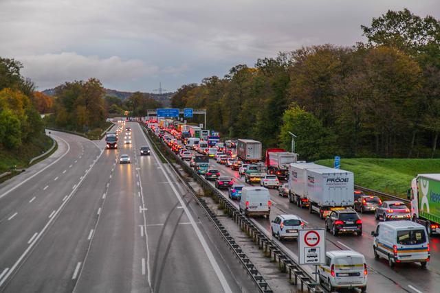 Ein schwerer Unfall mit zwei Lastwagen, einer davon ein Gefahrgut-Lkw, hat sich am heutigen Montagmorgen, 4. November, auf der A5 in Fahrtrichtung Frankfurt auf Höhe der Ausfahrt Karlsruhe-Mitte ereignet. | Foto: Aaron Klewer / Einsatz-Report24