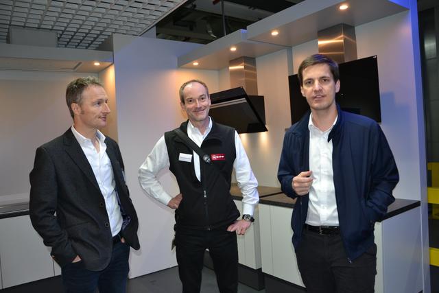 Matthias Maurer (links) mit Klaus Recktenwald (Mitte), Gruppenleiter Technische Planung Backöfen, und Hans Ossner (rechts), Leiter Fertigung Dunstabzüge.