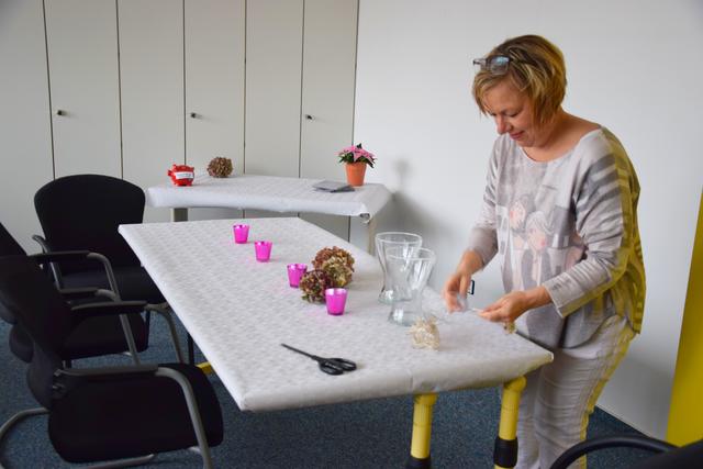 Das "Elterncafé": WMV-Verlagsleiterin Suzanne Pfefferle dekoriert einen Kaffeetisch. | Foto: ch