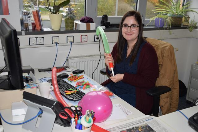 Spaß mit Luftballons: Redakteurin Havva Keskin bereitet die bunten Luftballontiere vor. | Foto: ch