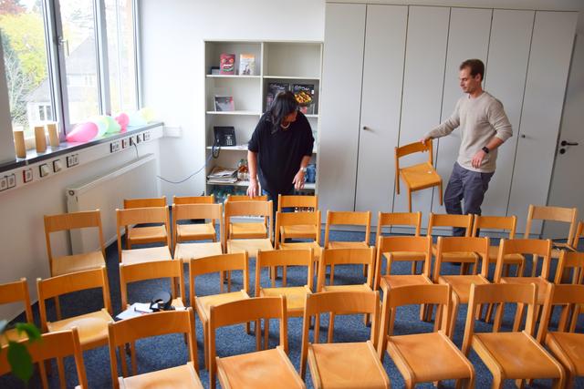 Das Auditorium entsteht: Redaktionsleiter Christian Schweizer und Anzeigen-Mitarbeiterin Angelika Will sorgen für Ordnung im Zuhörerraum. | Foto: ch