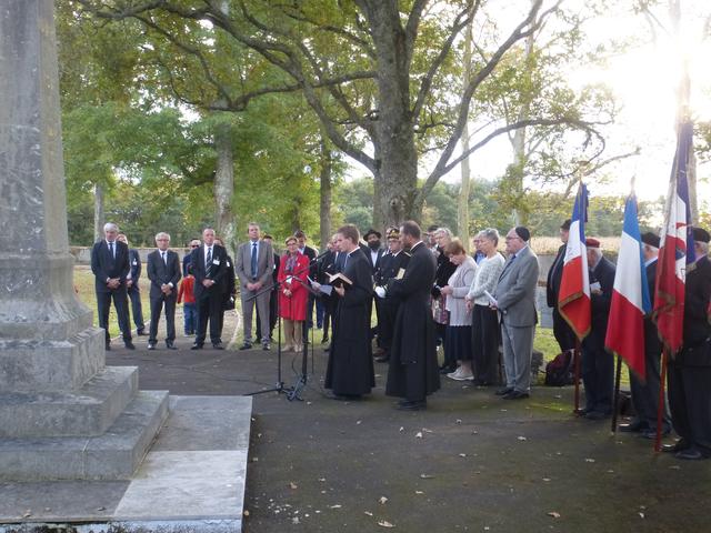 Auch katholische Priester beteiligen sich an der Zeremonie